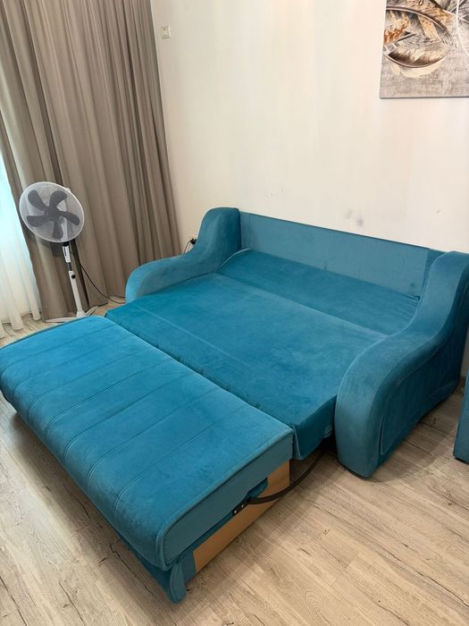 Set living complet: canapea extensibilă + 2 fotolii + taburet, stare ca nouă