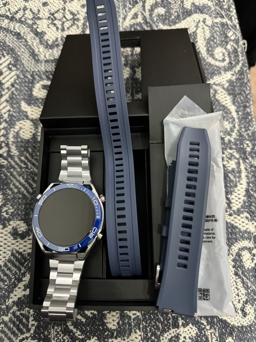 Часы HUAWEI WATCH ULTIMATE с тремя ремешками в комплекте