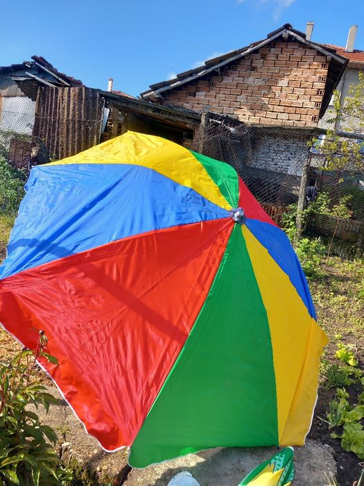 Многоцветен градински чадър