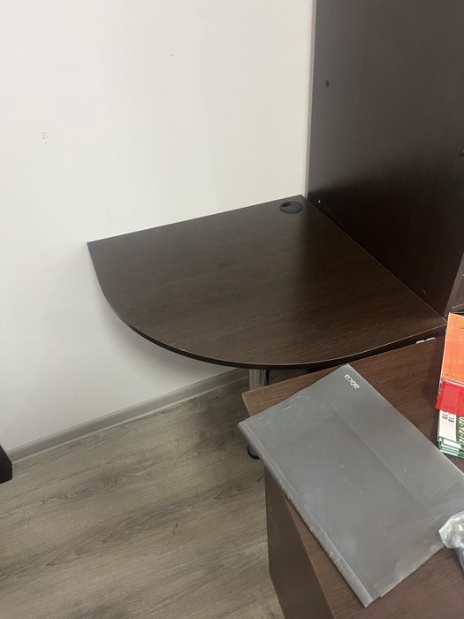 Два стола офисных