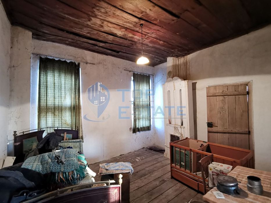 Двуетажна къща с шест стаи и вътрешна баня с тоалетна в село Беброво