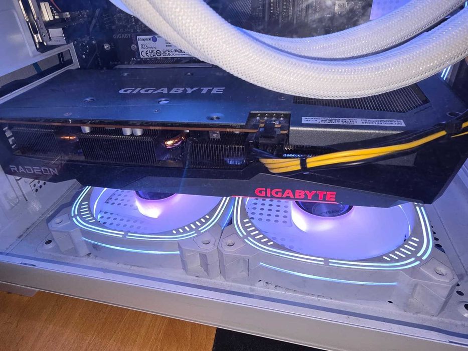 Placa Video GIGABYTE Radeon RX 6650 XT 8GB DDR6 GAMING OC