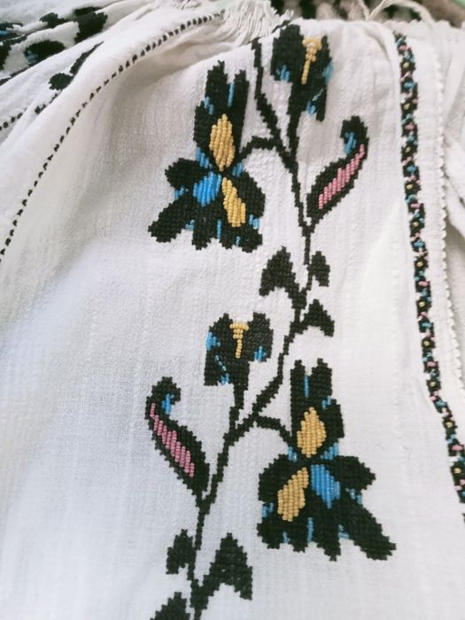 Cămașă tradițională cu margele/ie veche cu poale