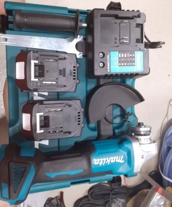 Flex MAKITA cu 2 acumulatori,turație variabilă și pornire lentă