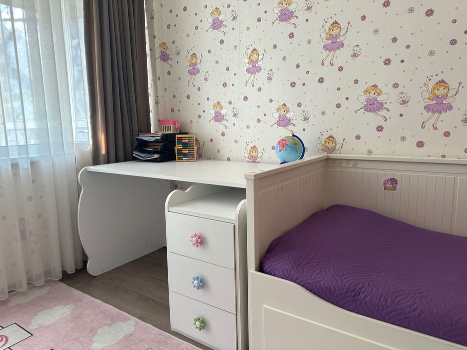 Бяло бюро и комод с 3 чекмеджета и ракла