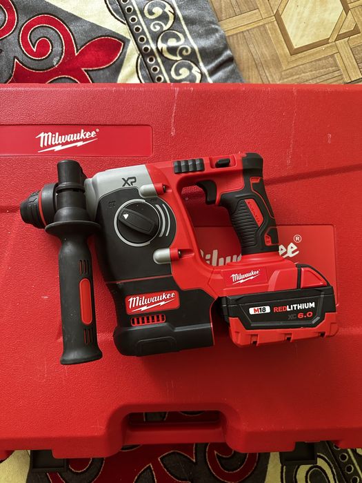 Акумуляторный перфоратор Milwaukee набор