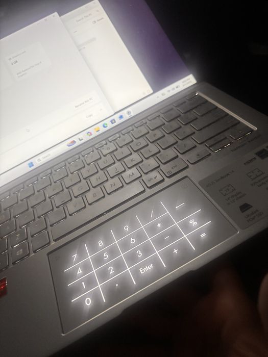 Laptop ultraportabil ASUS Zenbook 14 model UM433DA Ryzen 5 3500u 3.70GHz 8GB DDR4 SSD 512GB - tastatura/touchpad - retroiluminate
