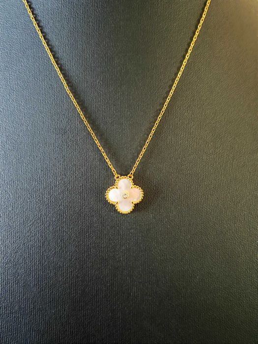 Златно дамско колие с бяла детелина от седеф, Van Cleef & Arpels VCA