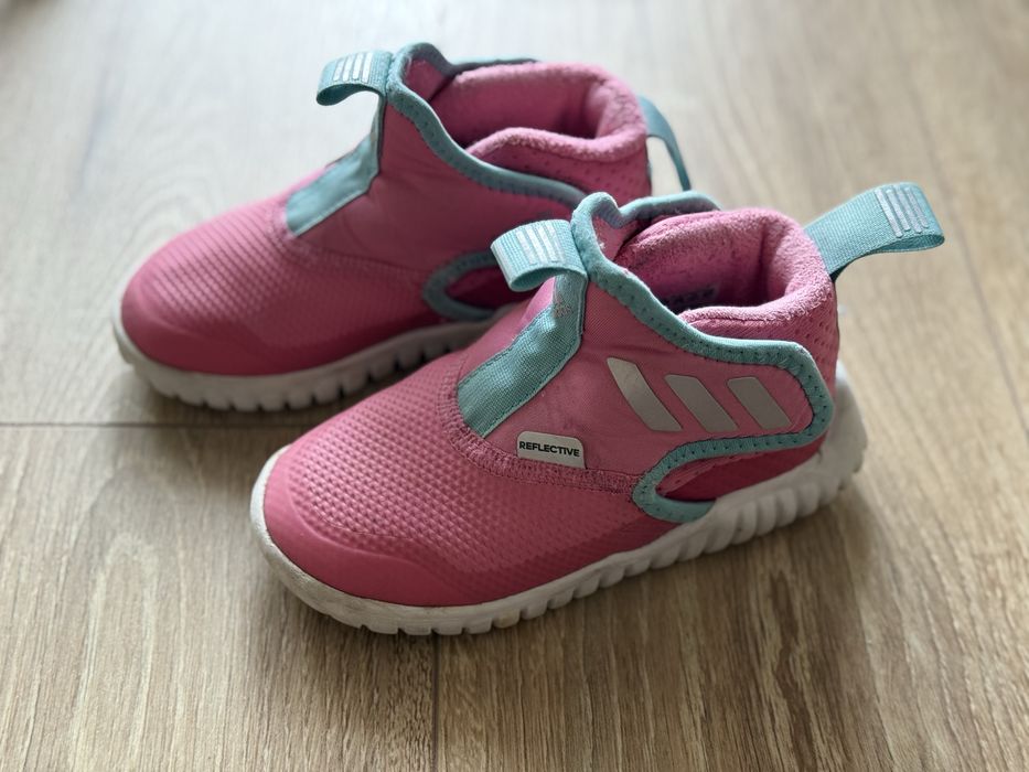 Продам осенние кроссовки adidas
