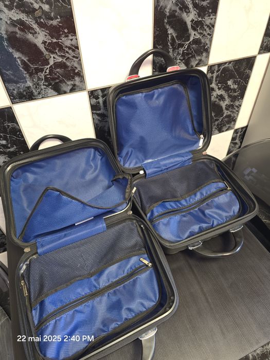 2 Geamantane plus 2 geanți cosmetice