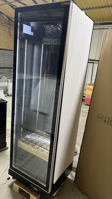 Vitrina frigorifica noua verticala cu usa din sticla completa