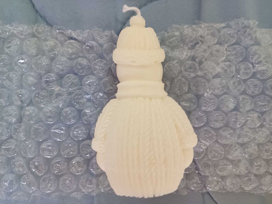 Три свещи с формата на зайче, мида и снежен човек