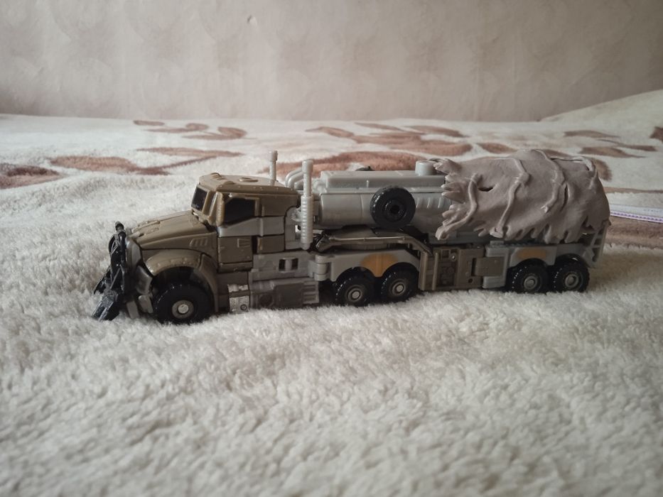 Продаю Робота-трансформера Мегатрона