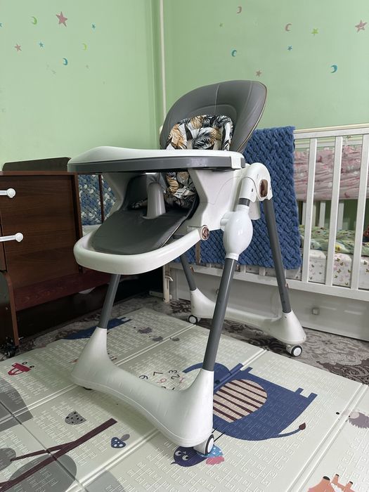 Детская кроватка, коляска (1), стульчик для кормления, шезлонг