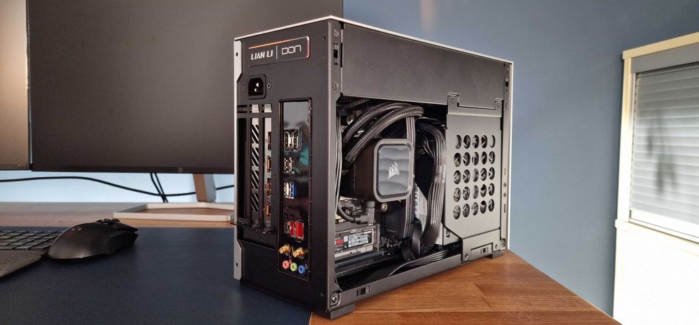 PC Mini ITX Ryzen 7800x3D | 32GB DDR5 | 1TB nvme | APA | GPU RX 7900 GRE 16GB GDDR6 | 11L foarte mic