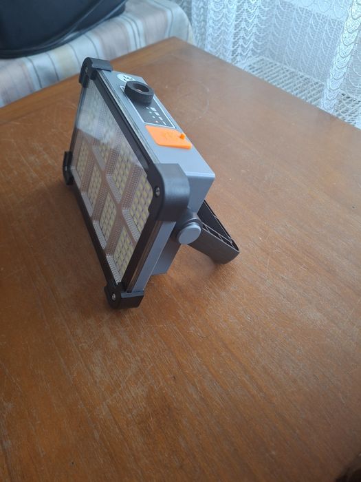 Lampă cu încărcare solară