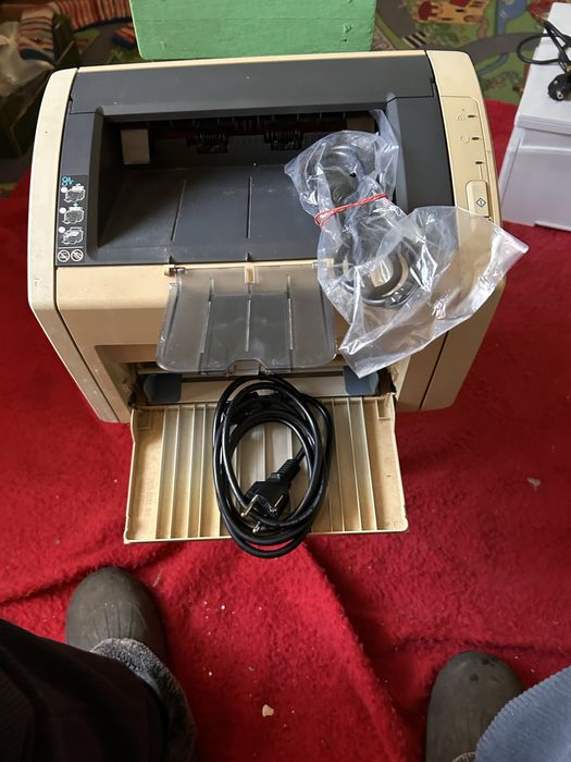 Vând imprimantă HP Laser Jet 1022.încă nu s-a vandut.sunt pb cu confir