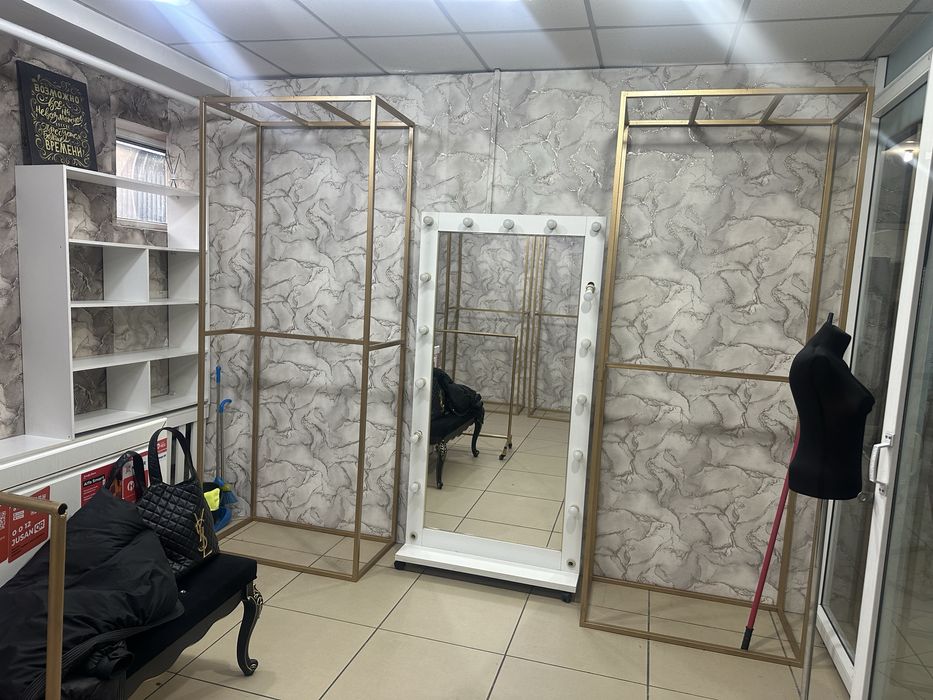 Продам бутик полностью с оборудованием.
