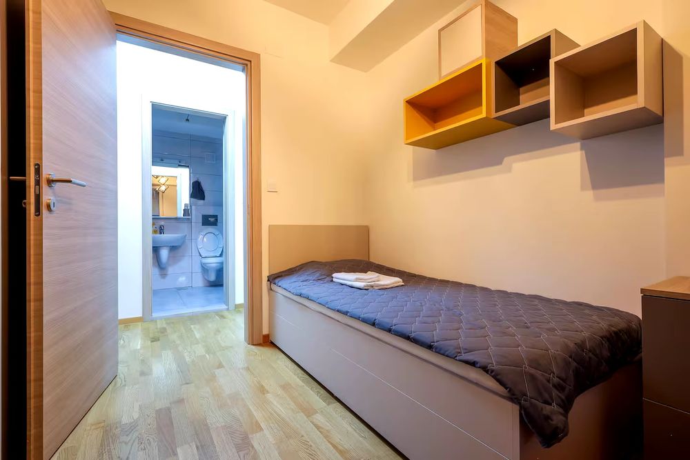 Дава се под наем Тристаен апартамент в София, Света Троица - 99 кв.м за 561 € - Снимка #3