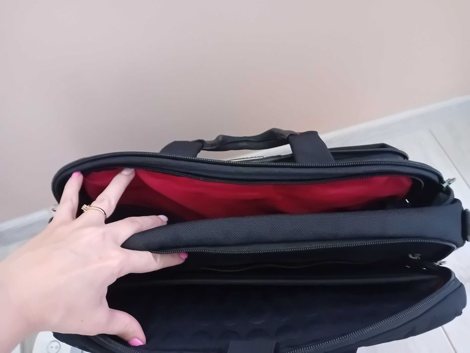 Чанта за лаптоп с много отделения