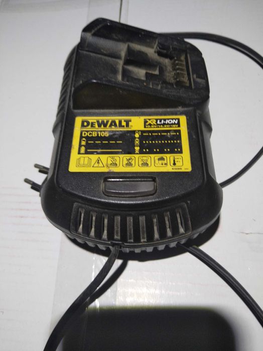 Куфари и зарядни DeWalt