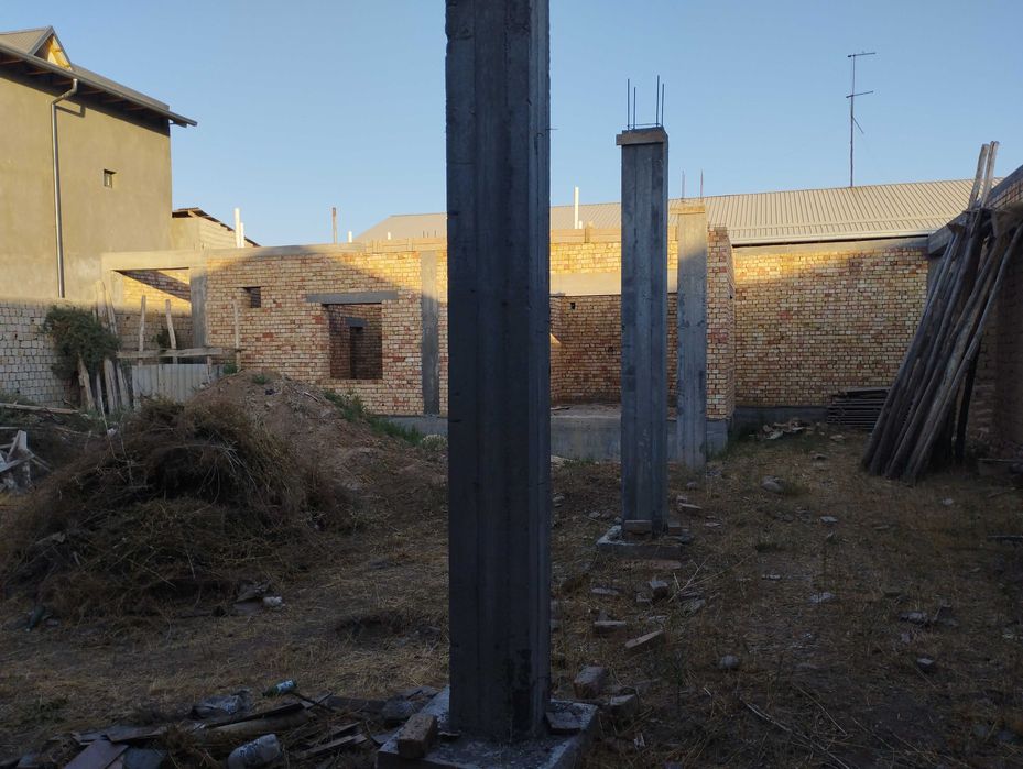 Yer, 6 sotix 2 xona uy bilan oxirigacha bitmagan