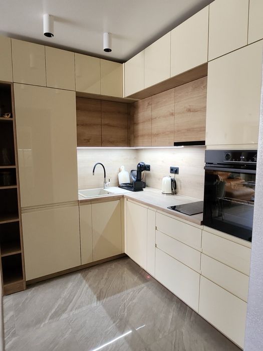 Дава се под наем Тристаен апартамент в Варна, Бриз - 93 кв.м за 2000 € - Снимка #2