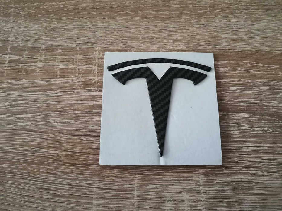 задно лого Tesla Model 3 карбон