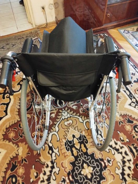 Scaun cu rotile pentru persoane cu dizabilități