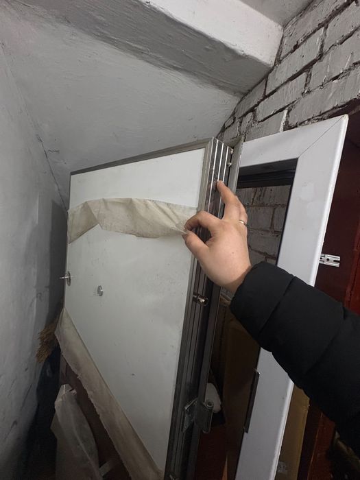 Продам дверь в пленке бу