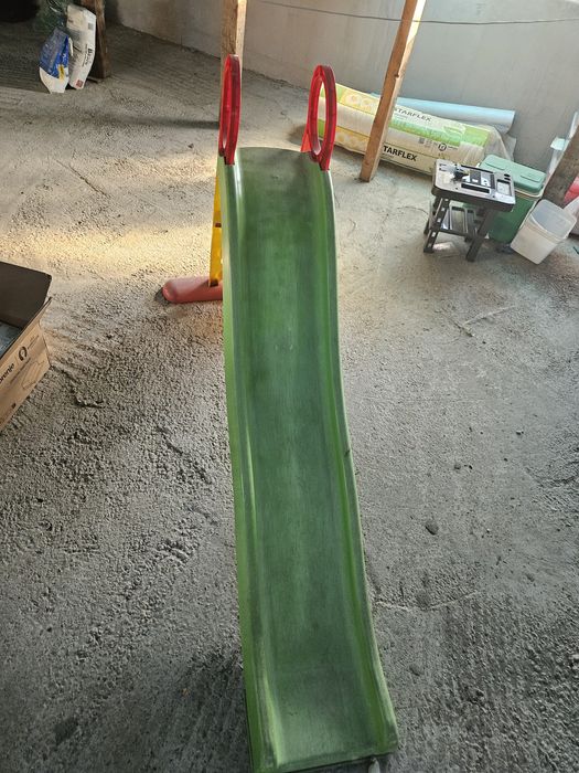 Toate jucăriile din imagine ( topogan , masinute , bicicleta,etc