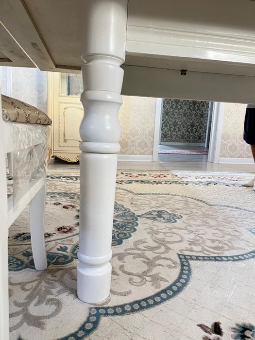 Стол для гостиной