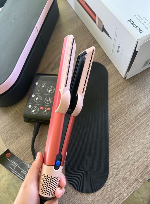 Продавам Dyson Airstrait™ Straightener (Лимитиран цвят Strawberry Bronze / Blush Pink)