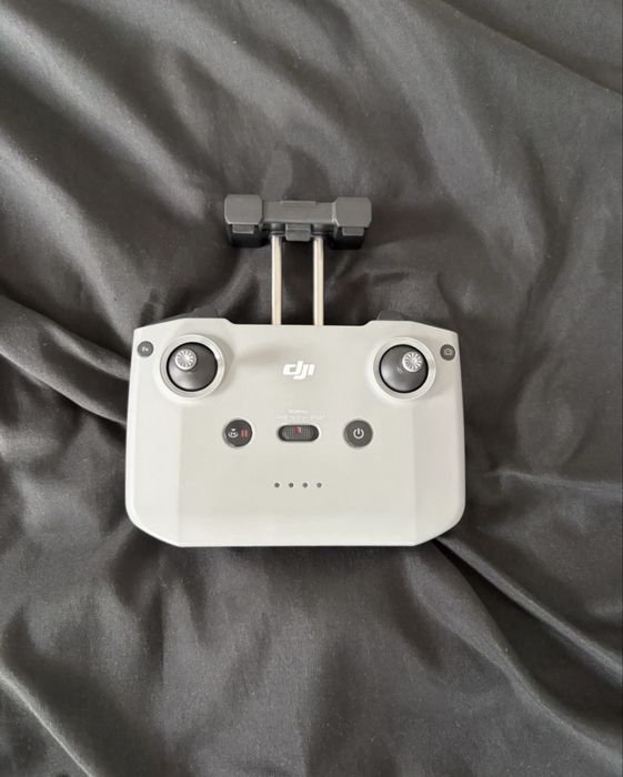 Продавам DJI Mini 2 SE с контролер и 2 батерии.