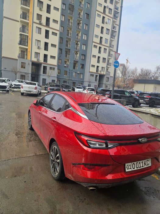 Jac j7 qizil rangda