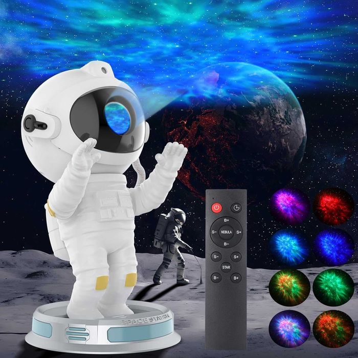 Космически проектор астронавт, звездна светлина с цветни мъглявини