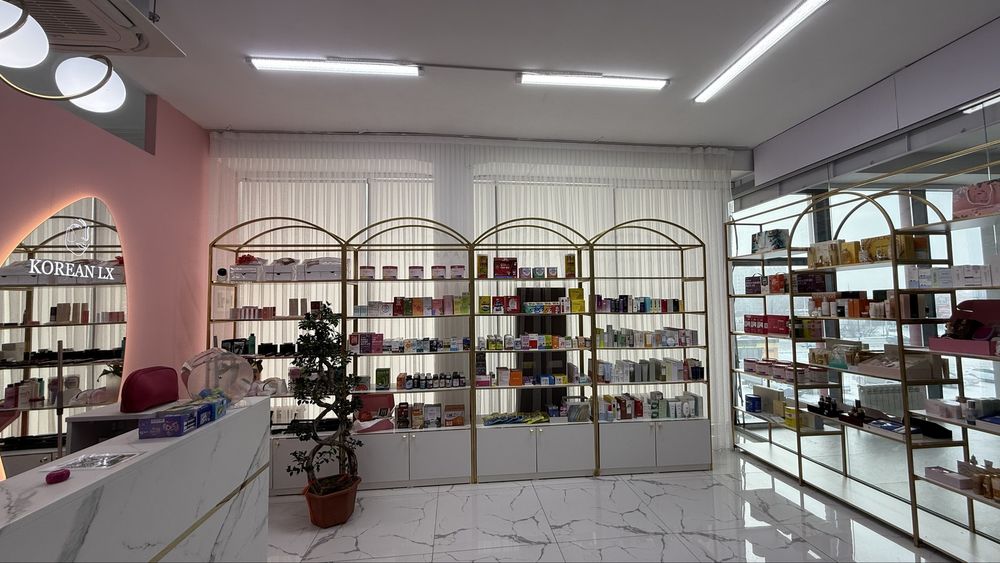 Стелажи и ресепшен