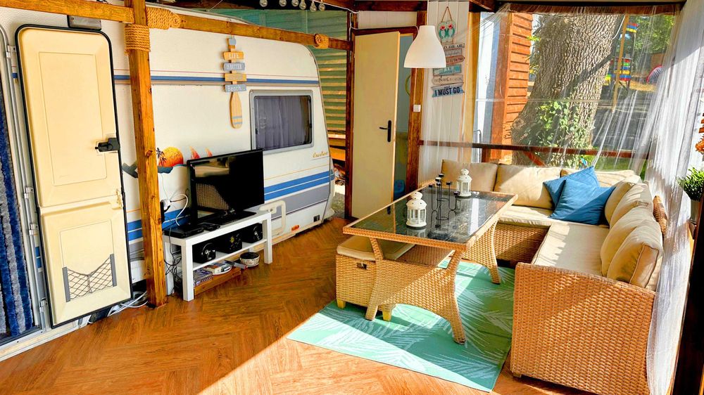 Продава се уютна каравана с веранда в къмпинг Атлиман край Китен