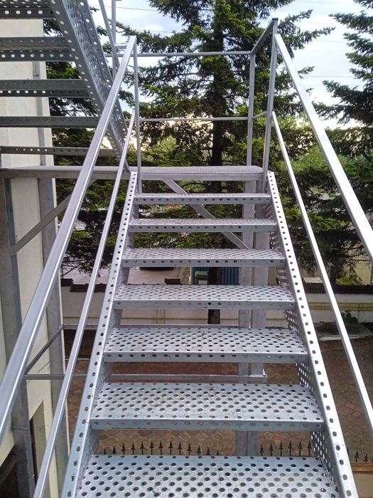 Vând scarii metalice zincate exterioare și pentru incendii , platforme