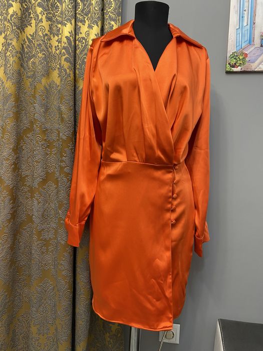 Оранжева сатенена рокля