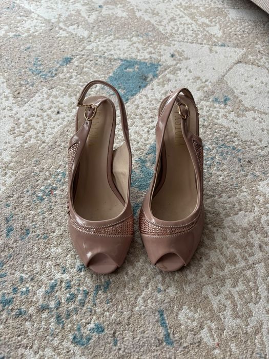 Каждая пара по 500 тг