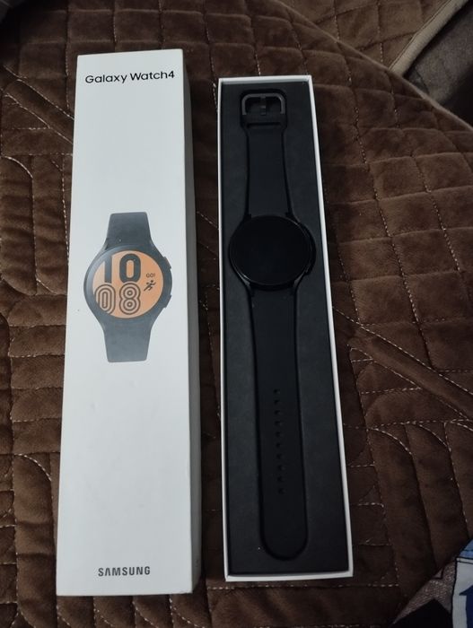 Смартчасы Galaxy Watch4