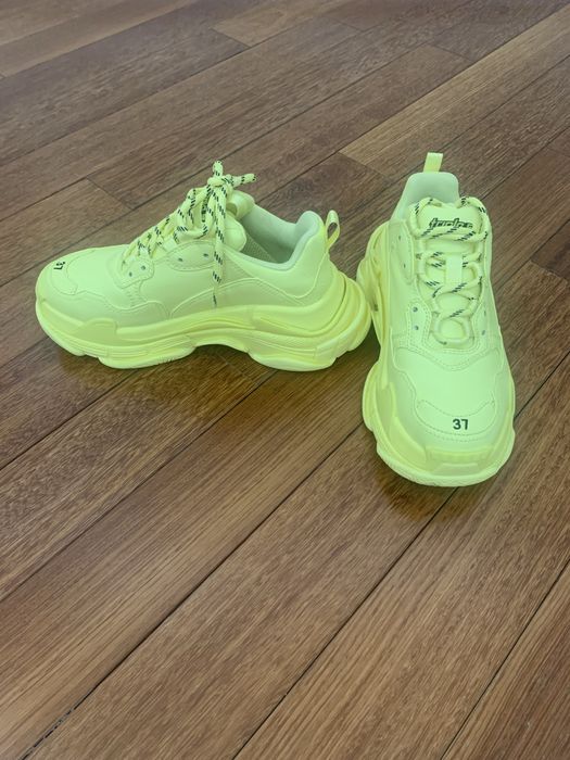 Продаю кроссовки