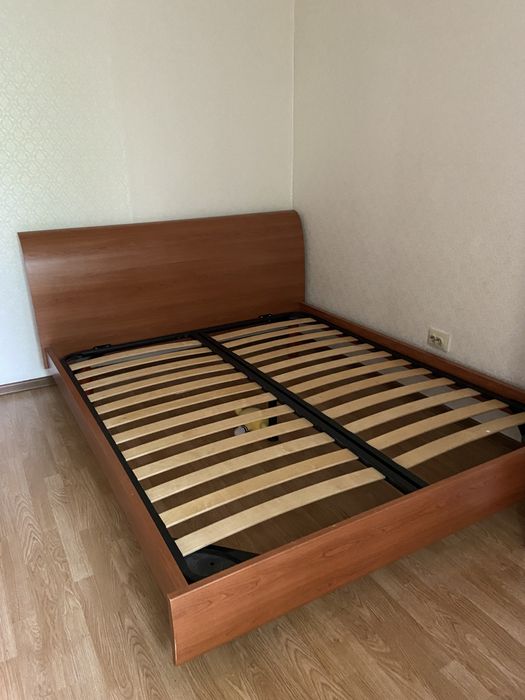Продам кровать без матраса