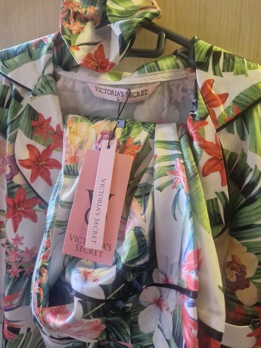 Продават се пижами Victoria's Secret