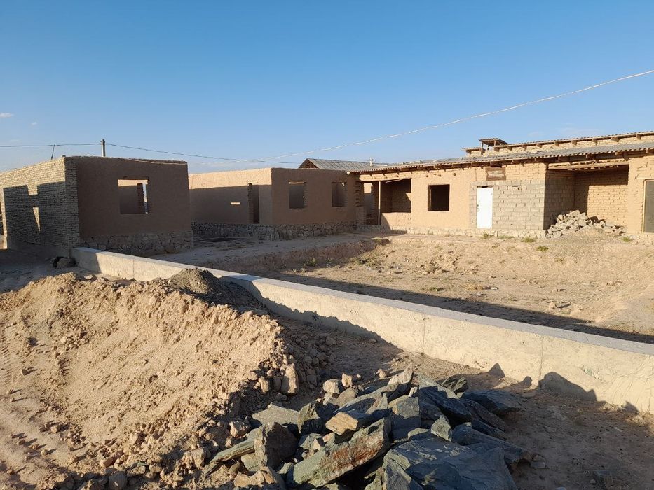 6 so'tig'li uy sotiladi