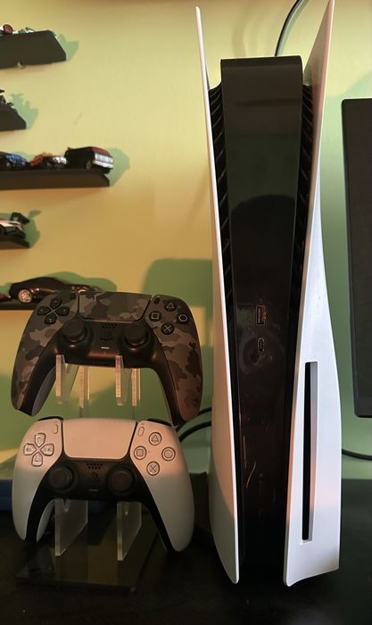 Playstation 5  *2 джойстика и много игри*