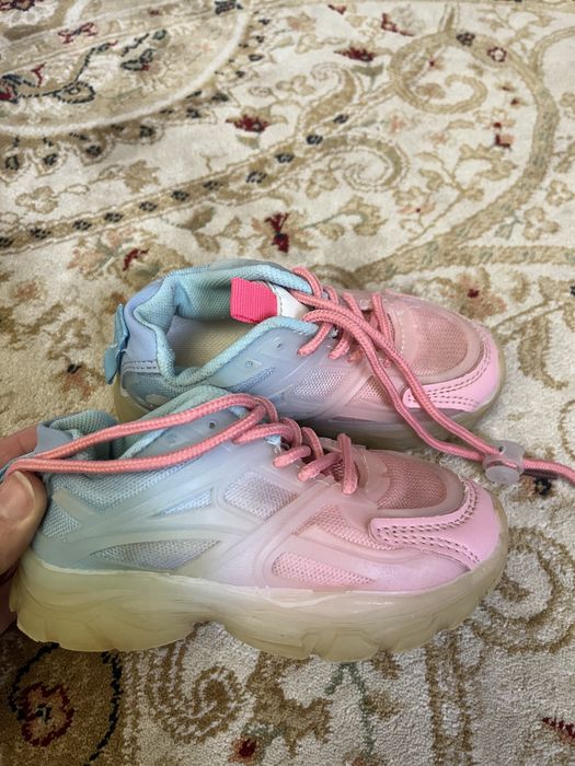 Продам летние кроссовки на девочку