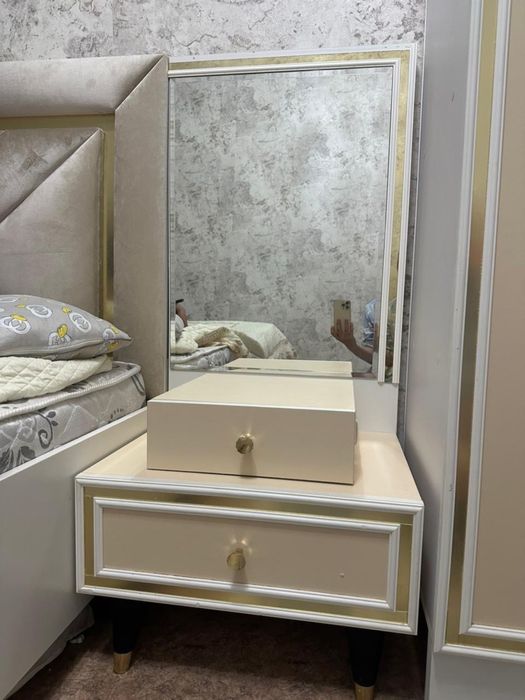 Тумбочка с зеркалом…..