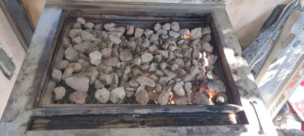 Grătar roca vulcanica